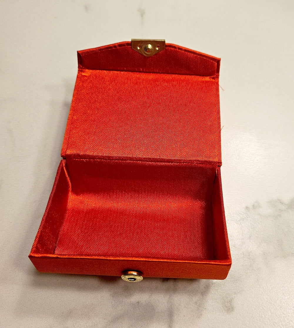 Choose the name of your choice to personalize this trinket. You can request for your favorite font too.