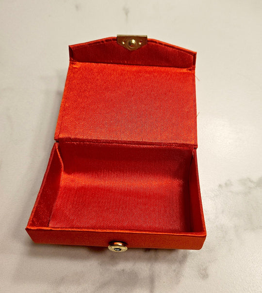 Choose the name of your choice to personalize this trinket. You can request for your favorite font too.